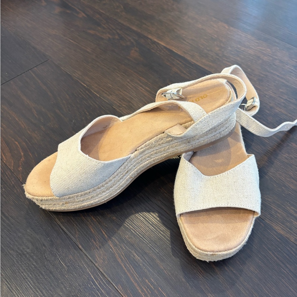 Old Navy Women's Tan Wedge Sandals - Picture 3 of 3